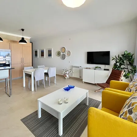 Deluxe 2 Bedroom Flat - Beachfront - Del Rey Daire