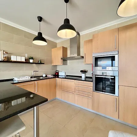 Deluxe 2 Bedroom Flat - Beachfront - Del Rey Daire *